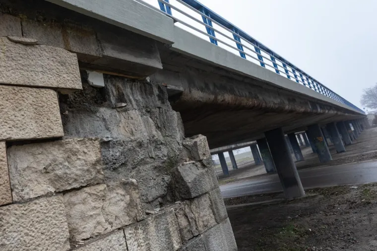 Ovo je obnovljeni Most slobode?! Posvuda hrđa, cijevi omotane krpama, a dijelovi mosta već su popadali