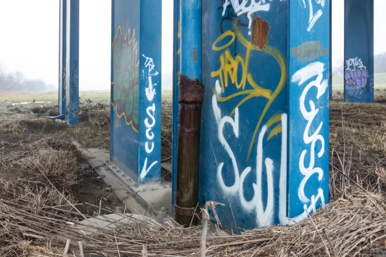 Ovo je obnovljeni Most slobode?! Posvuda hrđa, cijevi omotane krpama, a dijelovi mosta već su popadali