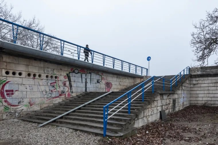 Ovo je obnovljeni Most slobode?! Posvuda hrđa, cijevi omotane krpama, a dijelovi mosta već su popadali