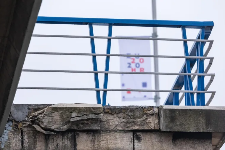 Ovo je obnovljeni Most slobode?! Posvuda hrđa, cijevi omotane krpama, a dijelovi mosta već su popadali