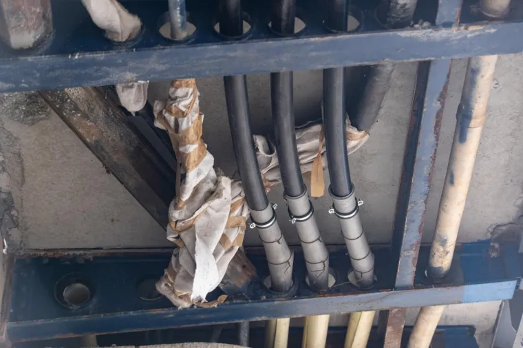 Ovo je obnovljeni Most slobode?! Posvuda hrđa, cijevi omotane krpama, a dijelovi mosta već su popadali