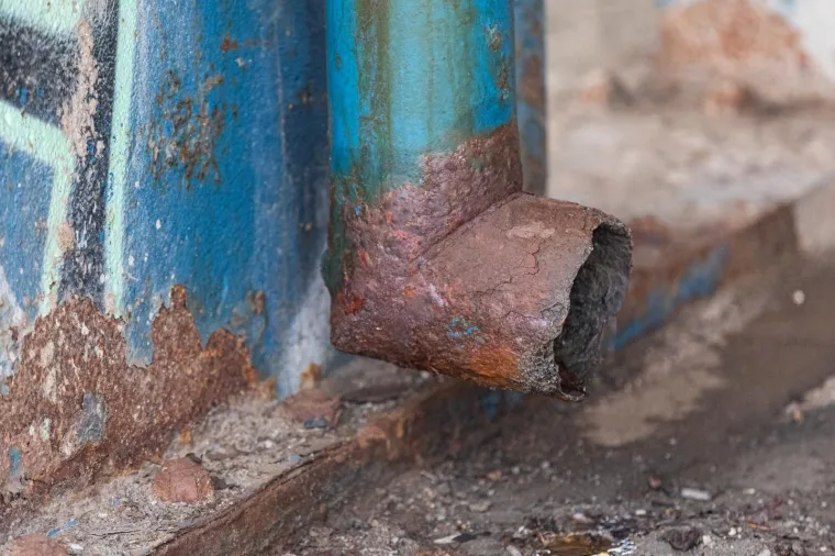 Ovo je obnovljeni Most slobode?! Posvuda hrđa, cijevi omotane krpama, a dijelovi mosta već su popadali