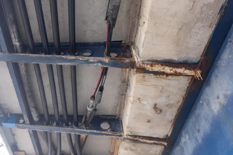 Ovo je obnovljeni Most slobode?! Posvuda hrđa, cijevi omotane krpama, a dijelovi mosta već su popadali