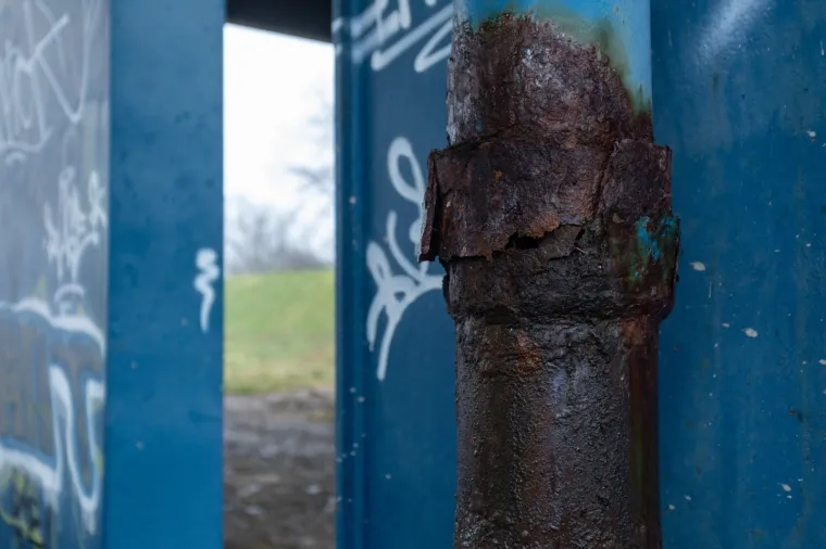 Ovo je obnovljeni Most slobode?! Posvuda hrđa, cijevi omotane krpama, a dijelovi mosta već su popadali