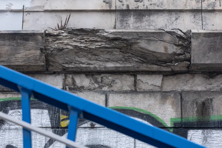 Ovo je obnovljeni Most slobode?! Posvuda hrđa, cijevi omotane krpama, a dijelovi mosta već su popadali