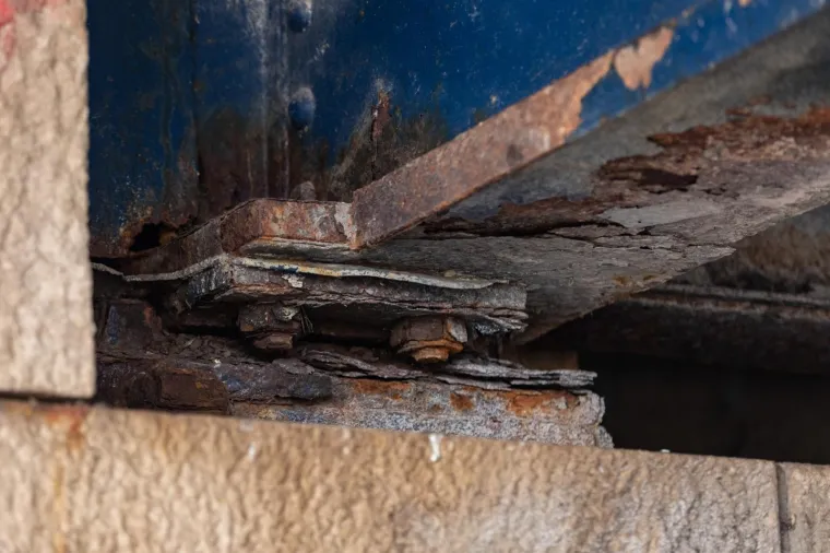 Ovo je obnovljeni Most slobode?! Posvuda hrđa, cijevi omotane krpama, a dijelovi mosta već su popadali