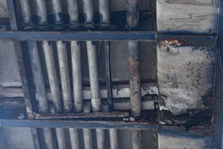 Ovo je obnovljeni Most slobode?! Posvuda hrđa, cijevi omotane krpama, a dijelovi mosta već su popadali