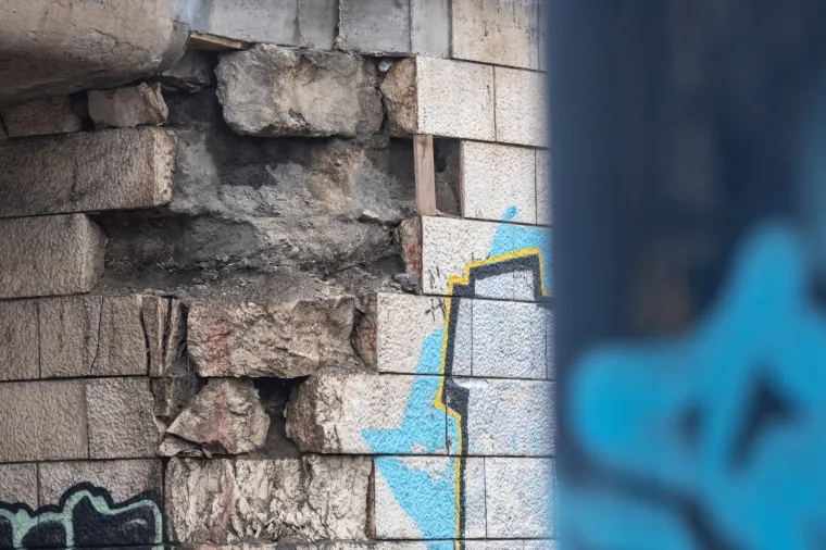 Ovo je obnovljeni Most slobode?! Posvuda hrđa, cijevi omotane krpama, a dijelovi mosta već su popadali