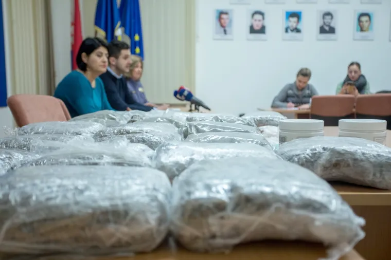 Riječka policija sa službenim psom Kastrom zaplijenila veće količine marihuane i kokaina