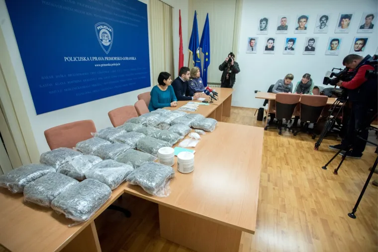 Riječka policija sa službenim psom Kastrom zaplijenila veće količine marihuane i kokaina