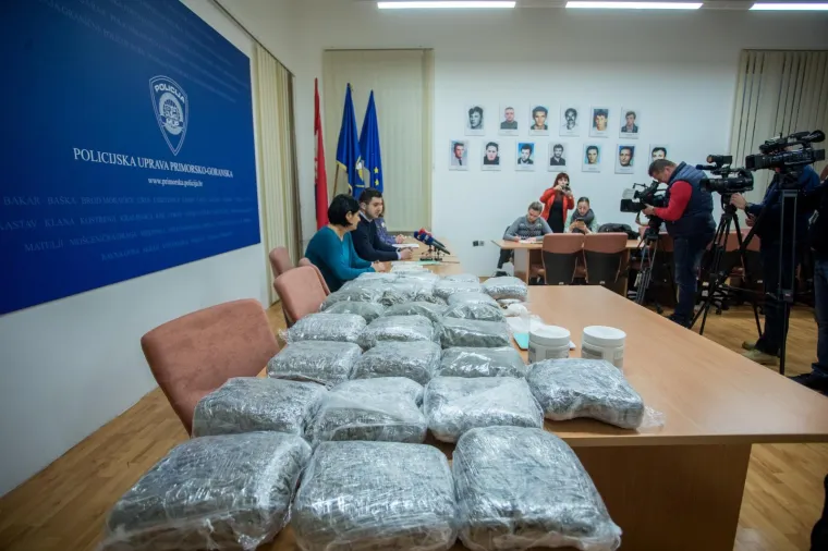 Riječka policija sa službenim psom Kastrom zaplijenila veće količine marihuane i kokaina