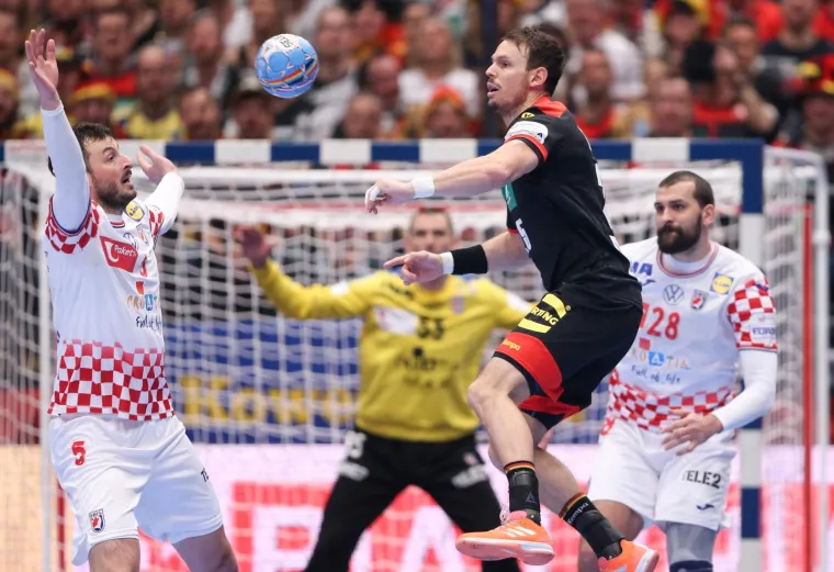 Njemačka je u prvih 30 minuta imala 12 minuta isključenja, a Hrvatska &scaron;est. Nismo to znali iskoristiti, čak niti trenutke s dva igrača vi&scaron;e &scaron;to je stvar (de)koncetracije. Nedovoljno je to bilo. Nije Hrvatska imala vraćanje u obranu na vrijeme, uvijek smo kasnili. Njemački centar je bio brz u tranziciji i zabijao, a njemačka obrana bila je granitna.