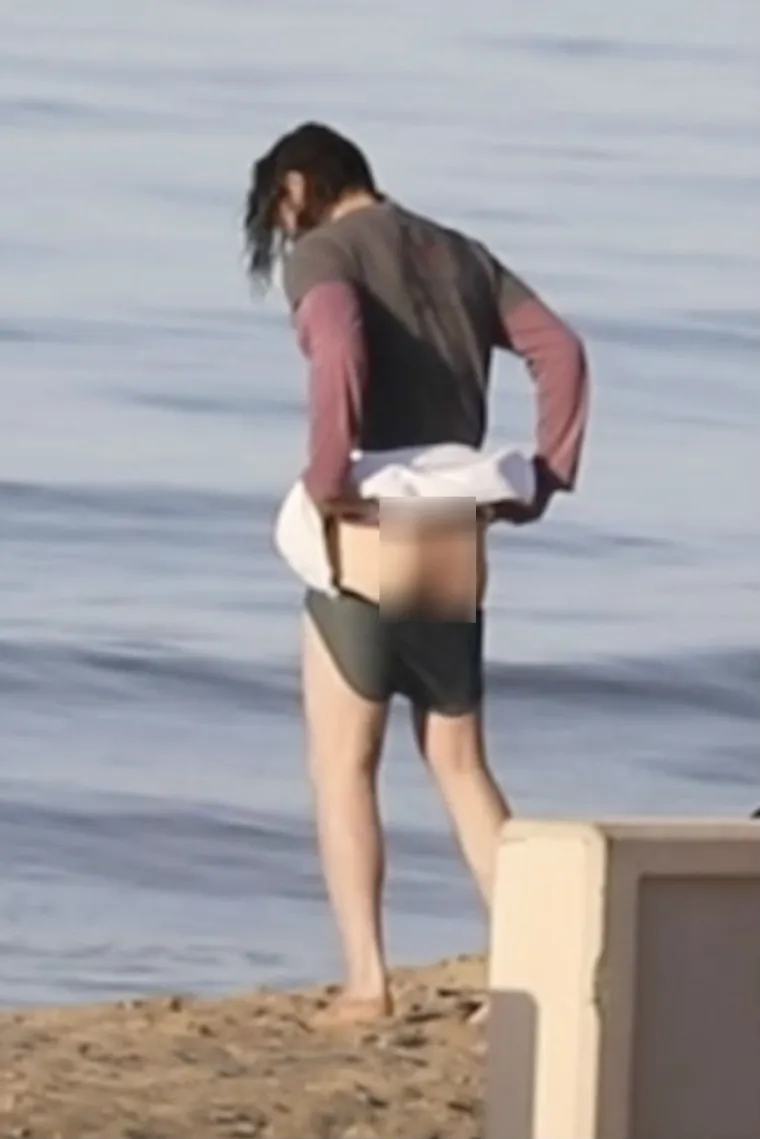 Objektiv fotoaparata uhvatio je slavnog glumca Keanu Reevesa kako se nakon kupanja u oceanu presvlači na Zuma Beachu u Malibuu. Foto: Profimedia