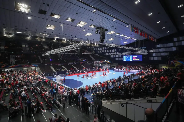 18.01.2020., Wiener Stadthalle, Bec - Europsko rukometno prvenstvo, skupina I, 2. kolo. Hrvatski navijaci polako pristizu u dvoranu. 
Photo: Luka Stanzl/PIXSELL