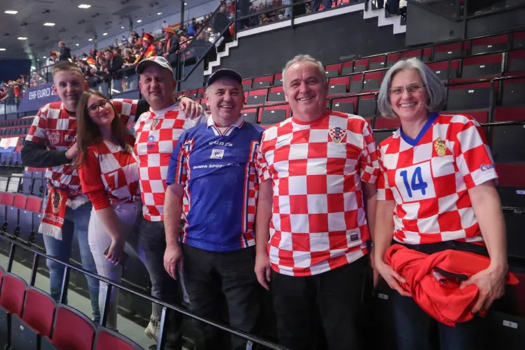 18.01.2020., Wiener Stadthalle, Bec - Europsko rukometno prvenstvo, skupina I, 2. kolo. Hrvatski navijaci polako pristizu u dvoranu. 
Photo: Luka Stanzl/PIXSELL