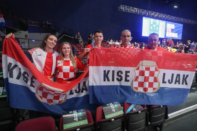 18.01.2020., Wiener Stadthalle, Bec - Europsko rukometno prvenstvo, skupina I, 2. kolo. Hrvatski navijaci polako pristizu u dvoranu. 
Photo: Luka Stanzl/PIXSELL