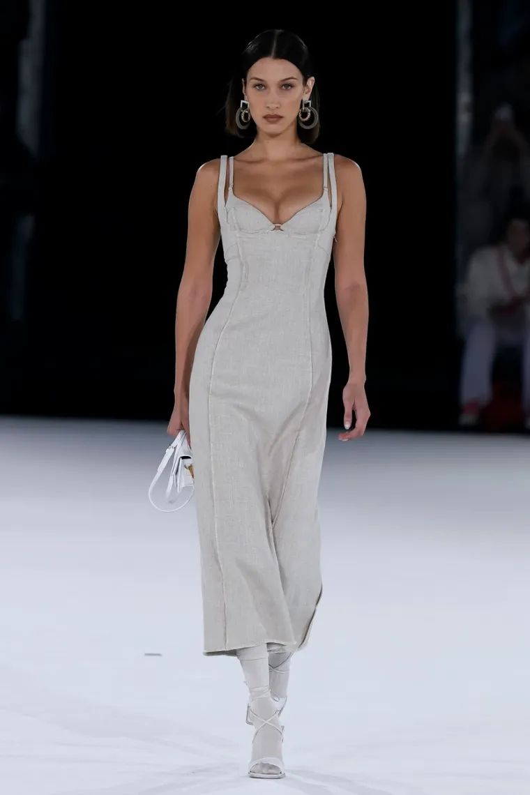 Sestre Bella i Gigi Hadid na pisti Pariškog tjedna mode pojavile su se u uskim izazovnim haljinama. Foto: Profimedia