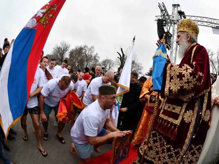 BOGOJAVLJENJE U SRBIJI: Na Zemunskom keju održano tradicionalno plivanje s križem u Dunavu