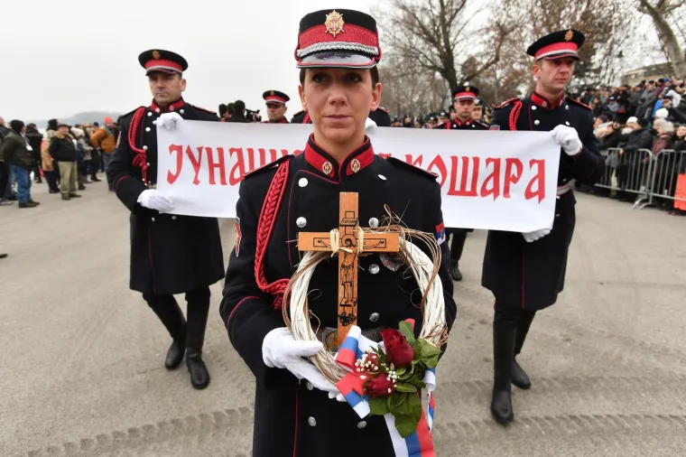 BOGOJAVLJENJE U SRBIJI: Na Zemunskom keju održano tradicionalno plivanje s križem u Dunavu