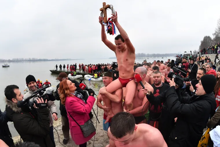 BOGOJAVLJENJE U SRBIJI: Na Zemunskom keju održano tradicionalno plivanje s križem u Dunavu