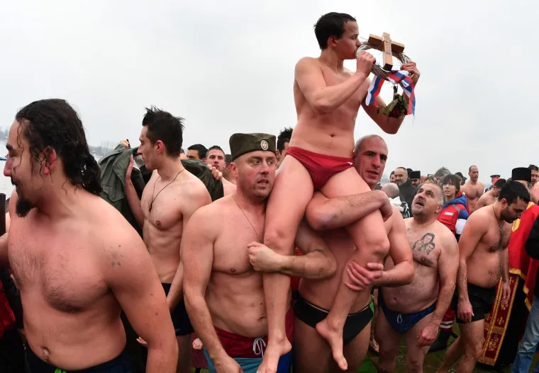 BOGOJAVLJENJE U SRBIJI: Na Zemunskom keju održano tradicionalno plivanje s križem u Dunavu