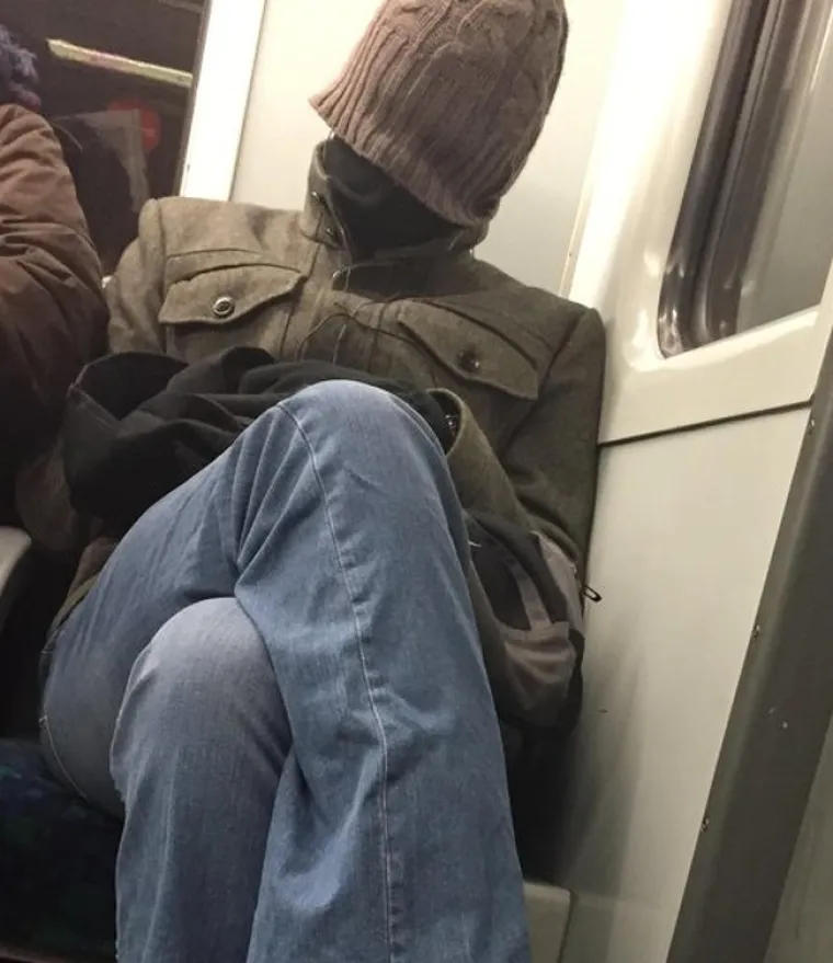 UMOR JE ZEZNUTA STVAR: Ako već morate začoriti u javnosti, pobrinite se da vas ne fotkaju - oni nisu i sada žale