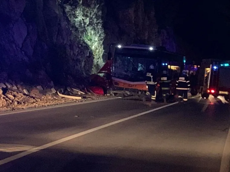 Sudar auta i autobusa kod Dubrovnika: Vozačica prebrzo vozila, teže je ozlijeđena