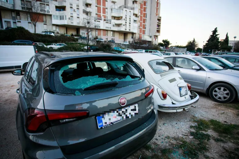 Muškarac u Splitu noćas je oštetio 21 parkirani automobil!