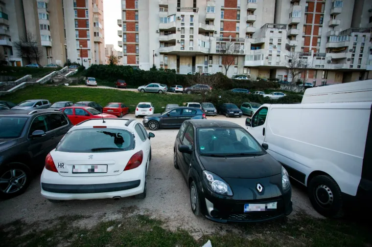 Muškarac u Splitu noćas je oštetio 21 parkirani automobil!
