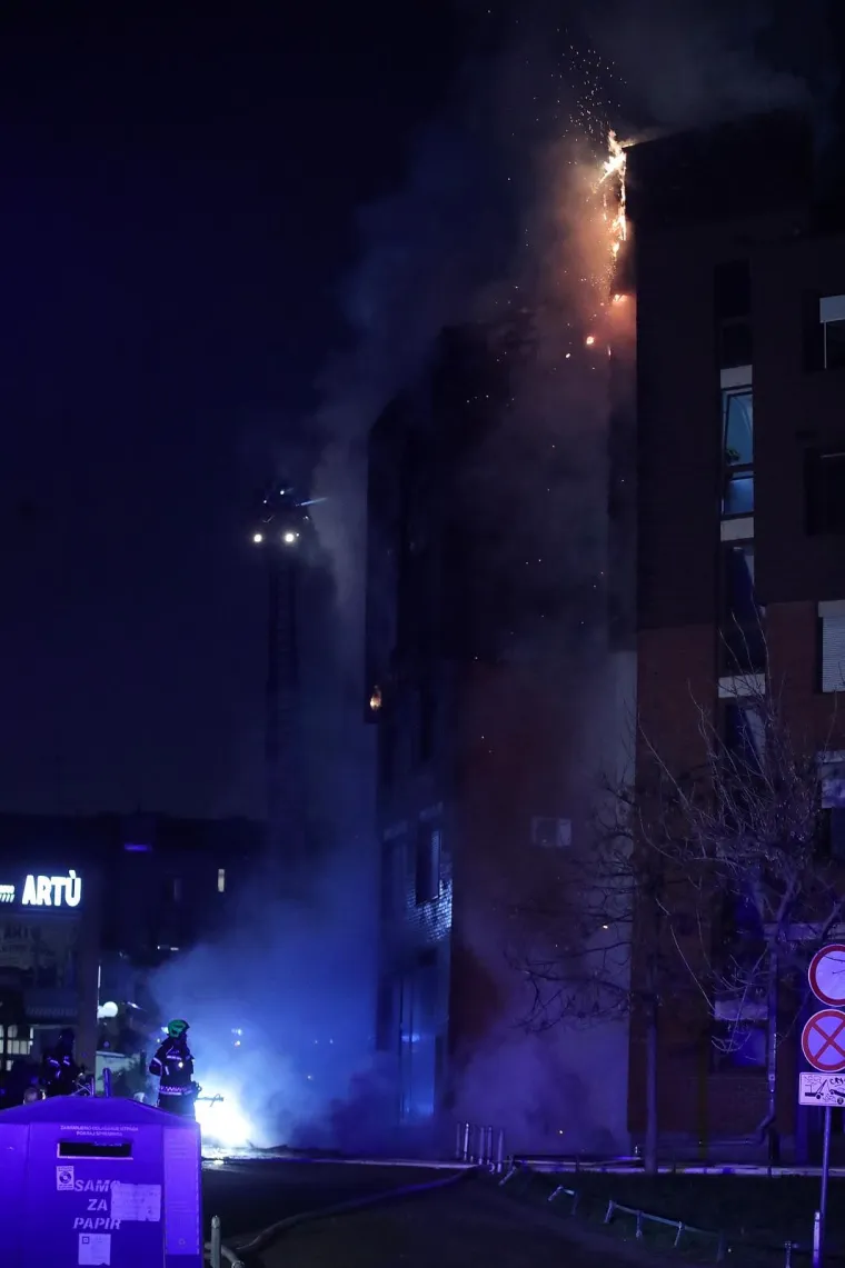 21.01.2020., Zagreb - Veliki pozar izbio je na 3. katu i potkrovlju stambene zgrade u Ulici Jakova Gotovca. Vatrogasci na terenu gase pozar. 
Photo: Goran Stanzl/PIXSELL