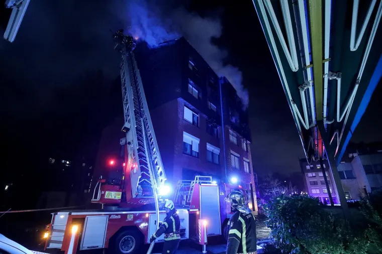 21.01.2020., Zagreb - Veliki pozar izbio je na 3. katu i potkrovlju stambene zgrade u Ulici Jakova Gotovca. Vatrogasci na terenu gase pozar. Photo: Goran Stanzl/PIXSELL