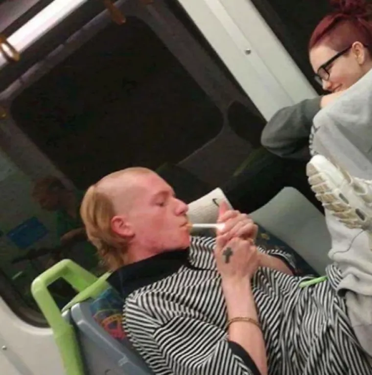 Dno dna: ljudi objavljuju fotografije nemarnih putnika koji nikad nisu čuli za pristojnost