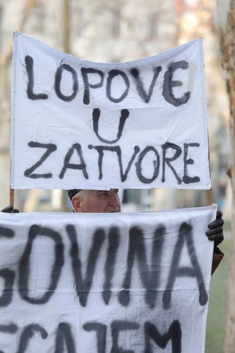 Aktivisti dočekali Bandića zvižducima, ali i zanimljivim poklonom, on poručio: 'Nisam kriv!'
