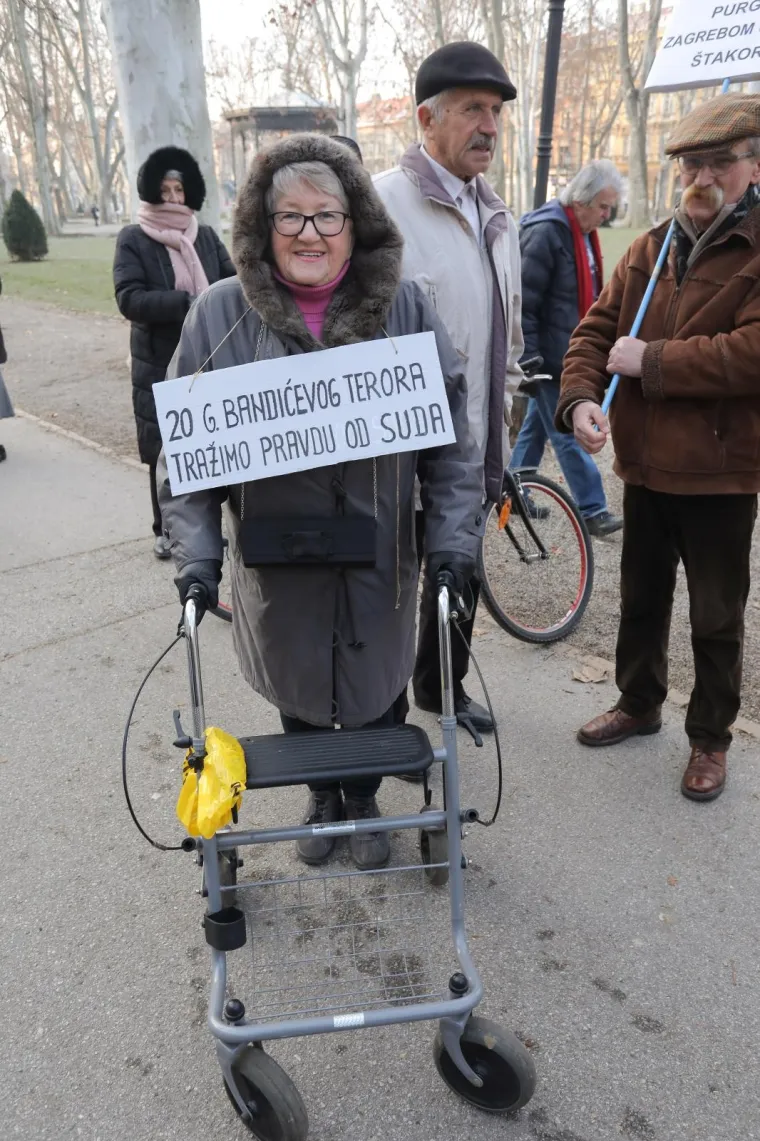 Aktivisti dočekali Bandića zvižducima, ali i zanimljivim poklonom, on poručio: 'Nisam kriv!'