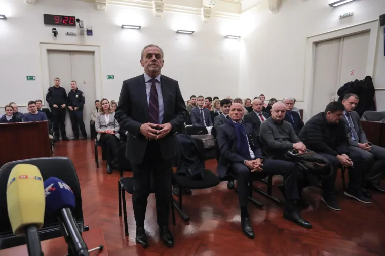 Aktivisti dočekali Bandića zvižducima, ali i zanimljivim poklonom, on poručio: 'Nisam kriv!'