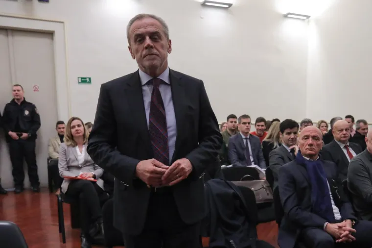 Aktivisti dočekali Bandića zvižducima, ali i zanimljivim poklonom, on poručio: 'Nisam kriv!'