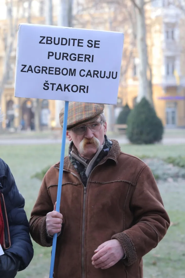Aktivisti dočekali Bandića zvižducima, ali i zanimljivim poklonom, on poručio: 'Nisam kriv!'