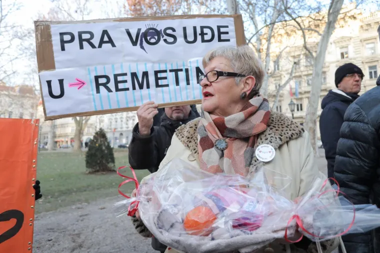 Aktivisti dočekali Bandića zvižducima, ali i zanimljivim poklonom, on poručio: 'Nisam kriv!'