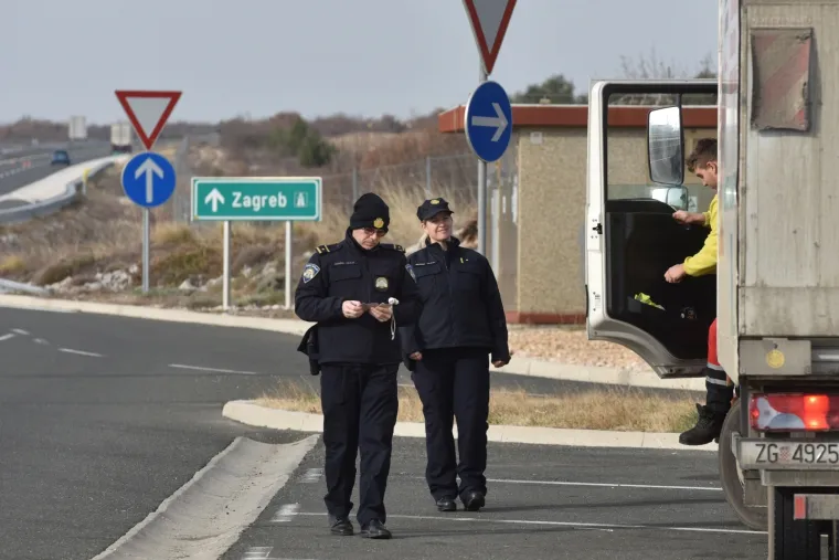 Velika policijska akcija na autocesti Zagreb-Split! Na terenu hrpa policajaca i psi