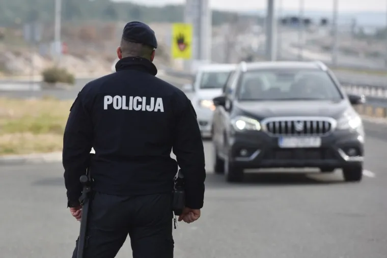 Velika policijska akcija na autocesti Zagreb-Split! Na terenu hrpa policajaca i psi