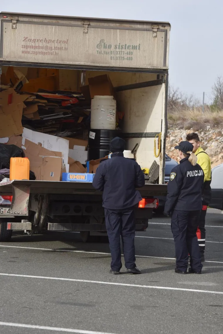 Velika policijska akcija na autocesti Zagreb-Split! Na terenu hrpa policajaca i psi