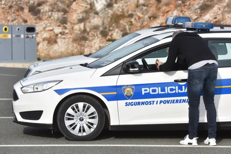 Velika policijska akcija na autocesti Zagreb-Split! Na terenu hrpa policajaca i psi