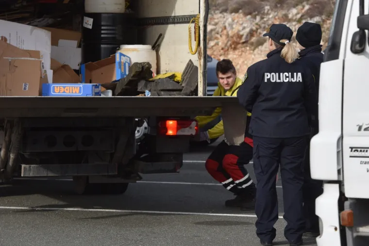 Velika policijska akcija na autocesti Zagreb-Split! Na terenu hrpa policajaca i psi