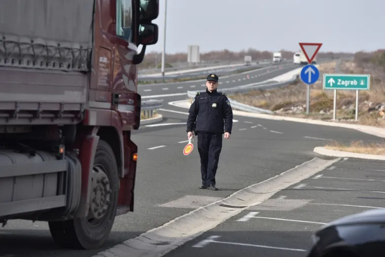 Velika policijska akcija na autocesti Zagreb-Split! Na terenu hrpa policajaca i psi