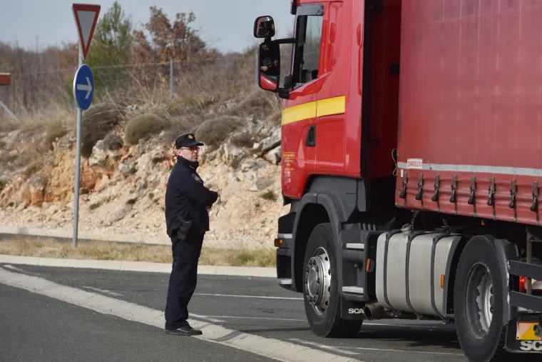 Velika policijska akcija na autocesti Zagreb-Split! Na terenu hrpa policajaca i psi