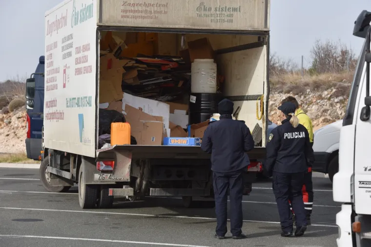 Velika policijska akcija na autocesti Zagreb-Split! Na terenu hrpa policajaca i psi