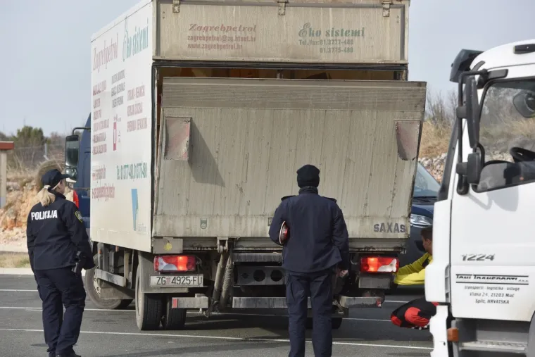 Velika policijska akcija na autocesti Zagreb-Split! Na terenu hrpa policajaca i psi