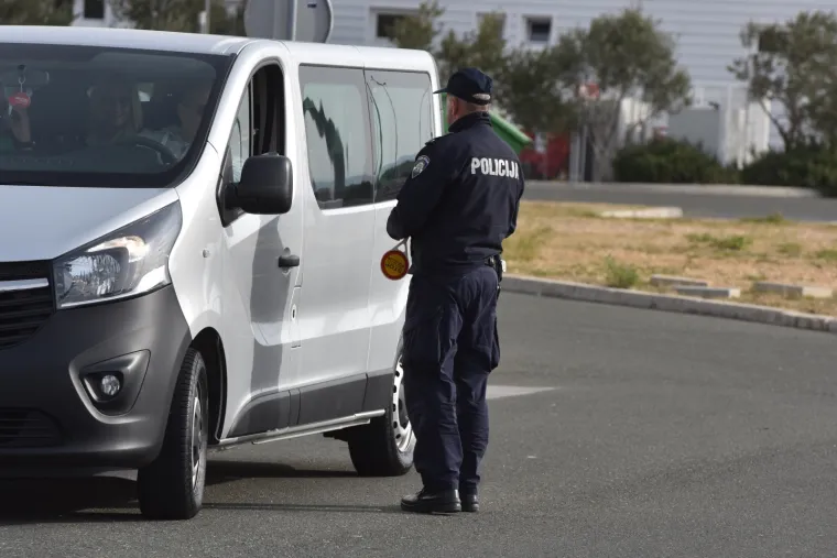 Velika policijska akcija na autocesti Zagreb-Split! Na terenu hrpa policajaca i psi