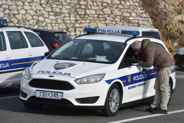 Velika policijska akcija na autocesti Zagreb-Split! Na terenu hrpa policajaca i psi