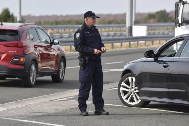 Velika policijska akcija na autocesti Zagreb-Split! Na terenu hrpa policajaca i psi